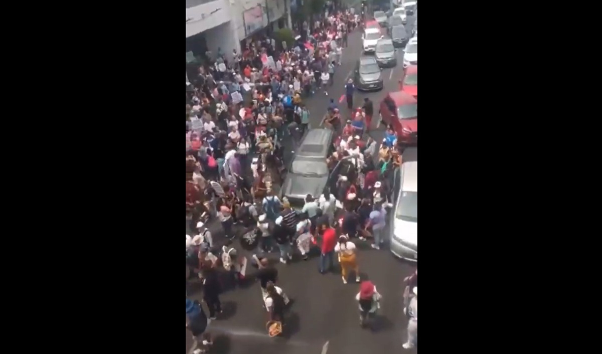 Viral: Manifestantes de la CNTE impiden que avance camioneta por la calzada San Antonio Abad, en la CDMX