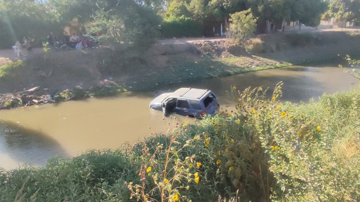 Conductor de una vagoneta cae dentro del canal Lateral 18 en la Arrocera, Ahome