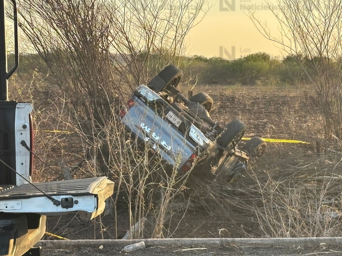 ¡Quedó una camioneta volcada! Persecución y balacera deja un civil fallecido al sur de Culiacán