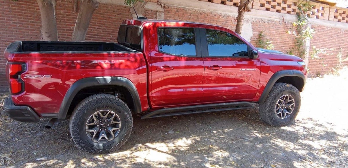 Roban una camioneta en estacionamiento de un súper y la recuperan momentos después en Culiacán