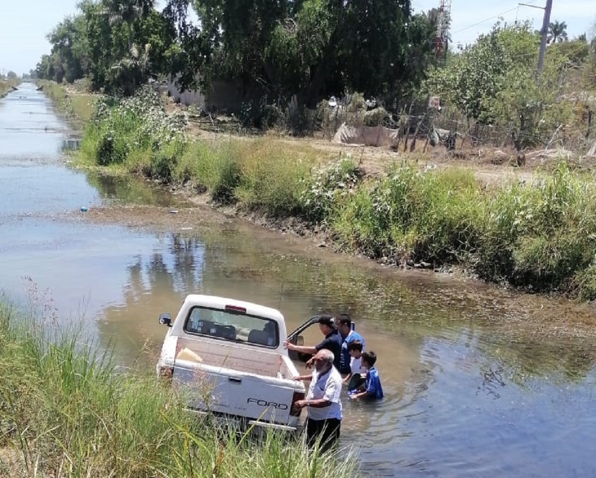 Pareja de adultos cae a canal en San José de Ahome, al intentar abrir un refresco