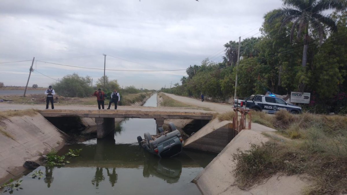 Pareja resulta con heridas leves al sufrir un canalazo, en Guasave