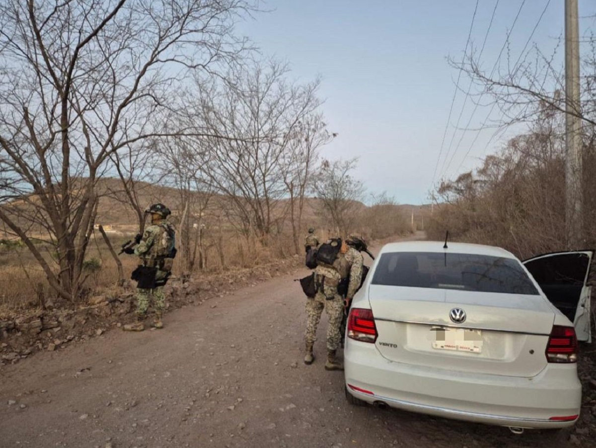 Aseguran un auto robado con armas largas, en Ampliación El Barrio, Culiacán