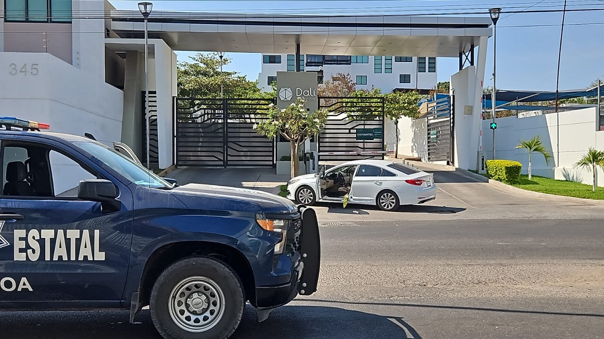 Atacan a balazos a un conductor de un auto en residencial frente al Parque 87 de Culiacán