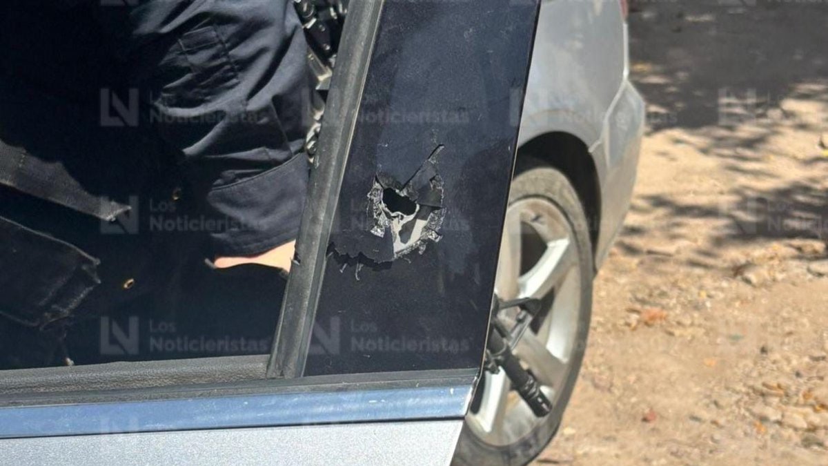 Encuentran un automóvil de lujo con impactos de bala en Culiacán