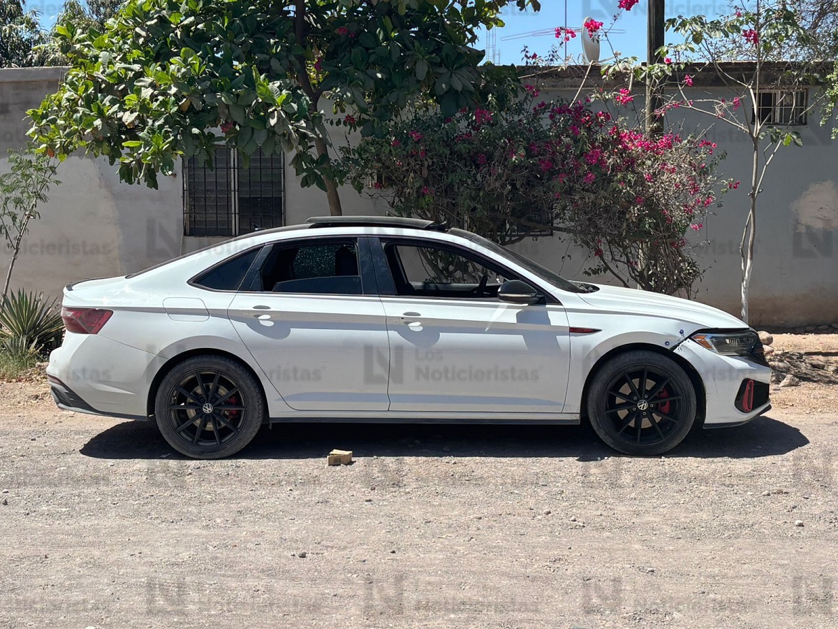 Abandonan auto con un impacto de bala y armamento en Aguaruto, Culiacán