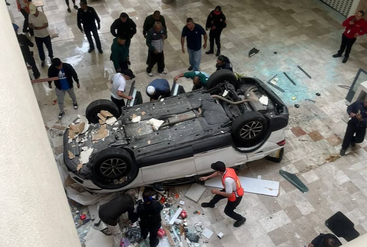 ¡Extraño accidente! Auto cae tres pisos al interior de Plaza Lilas en la CDMX