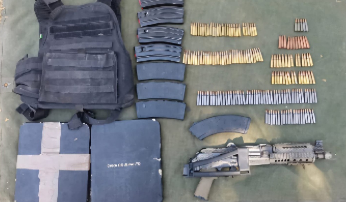 En la colonia El Barrio, en Culiacán, aseguran un AK47 mini Draco, cargadores y equipo táctico