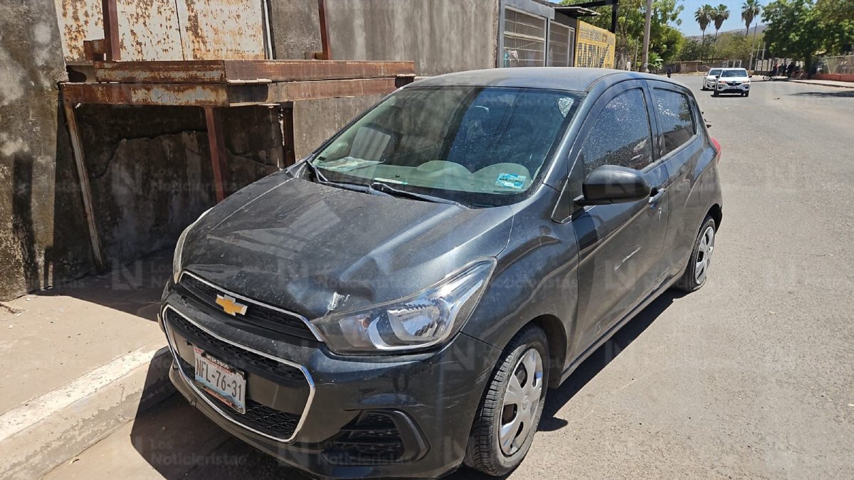 Abandonan vehículo compacto con impactos de bala al sur de Culiacán
