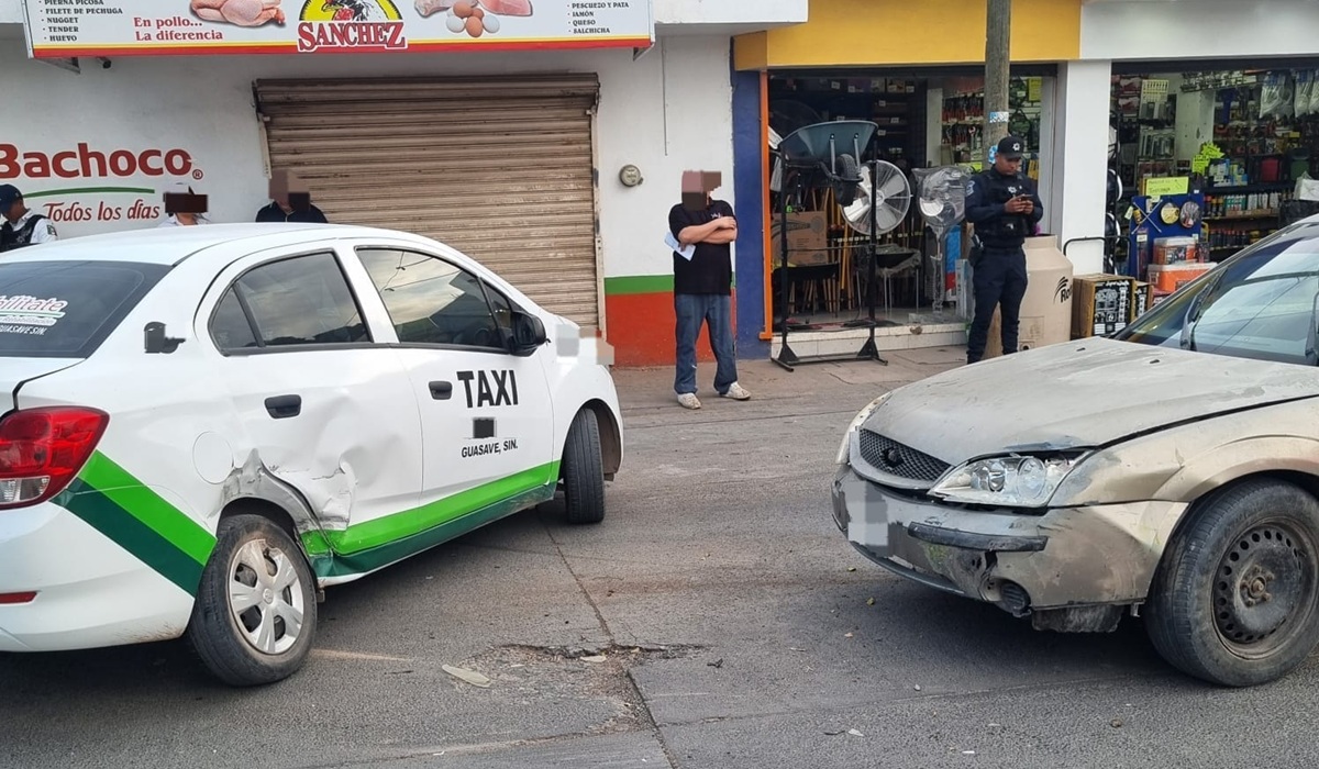 Se registra encontronazo entre vehículo y taxi, en Guasave