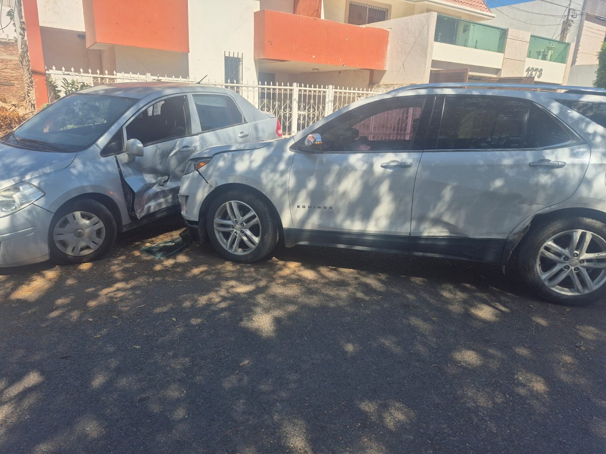 Choque entre tres unidades en el centro de Guasave deja daños materiales