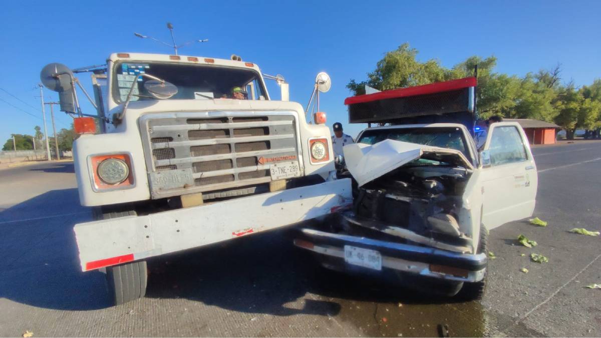 Frutas y verduras quedan regadas en la Mochis- Topo, tras accidente entre un tractocamión y una camioneta