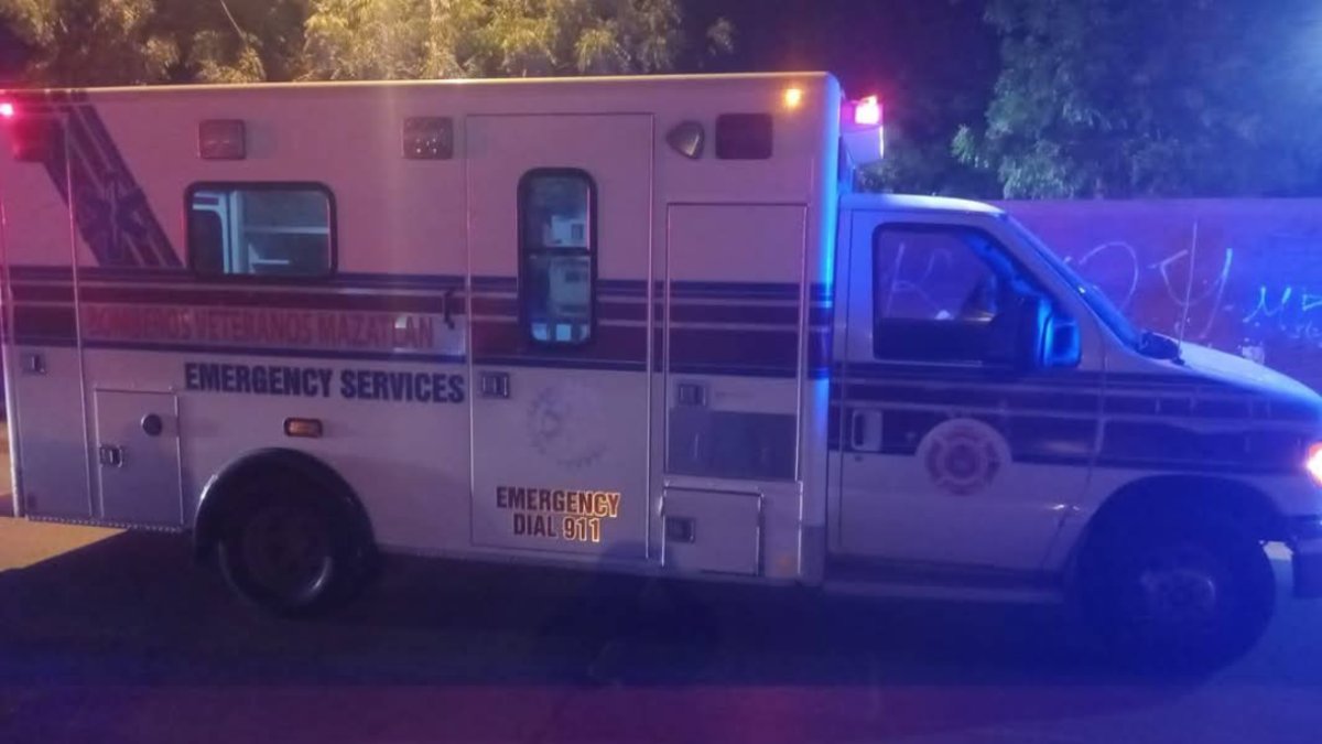 Choque entre motocicletas en la colonia Urías de Mazatlán deja tres lesionados