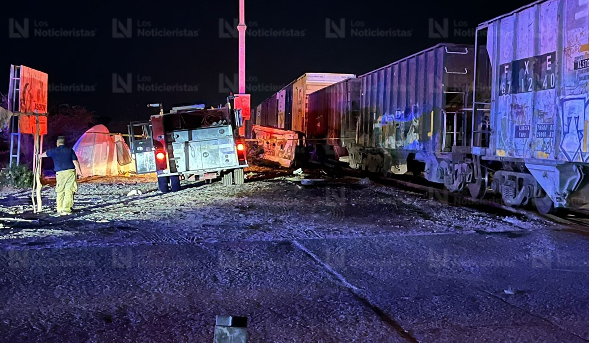 ¡Ambas unidades se incendiaron! Así fue el choque entre el tren y un tráiler que dejó un lesionado en Guasave