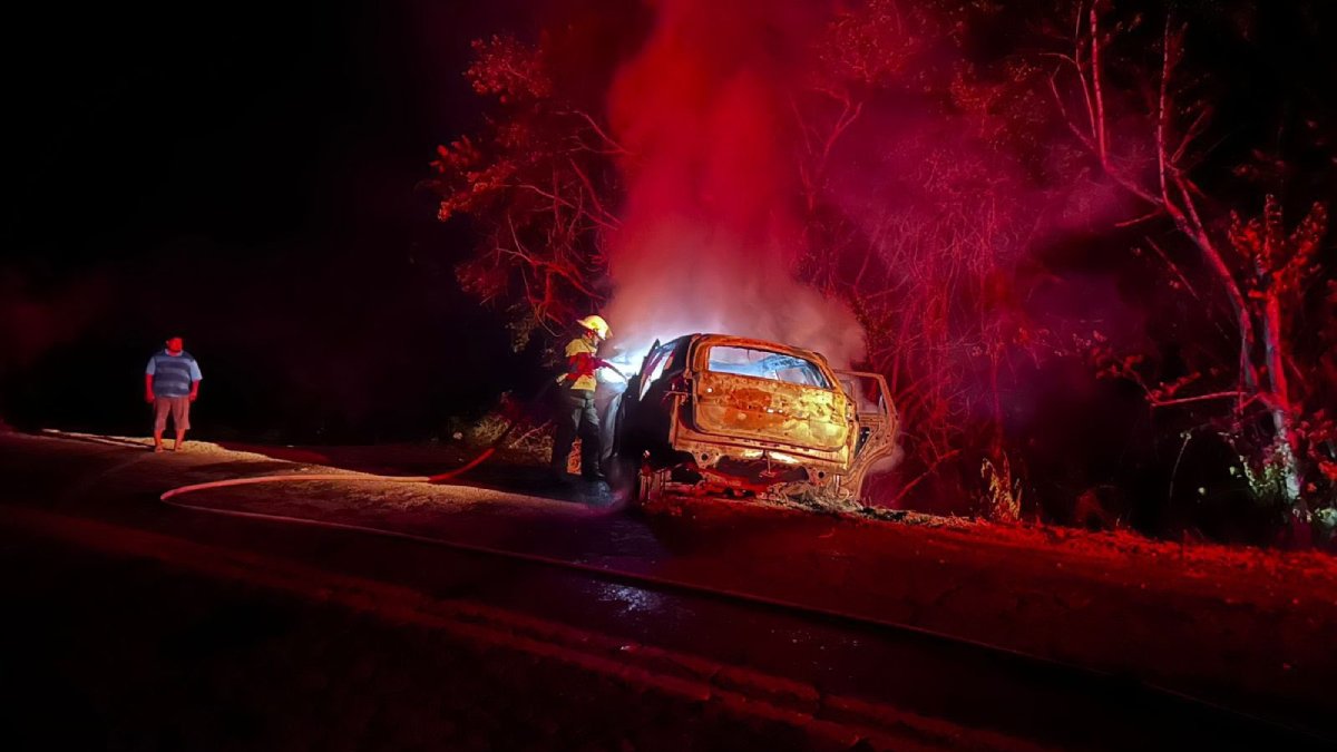 Aparatoso choque entre tráiler y automóvil deja un lesionado e incendio sobre la carretera Walamo-Las Garzas