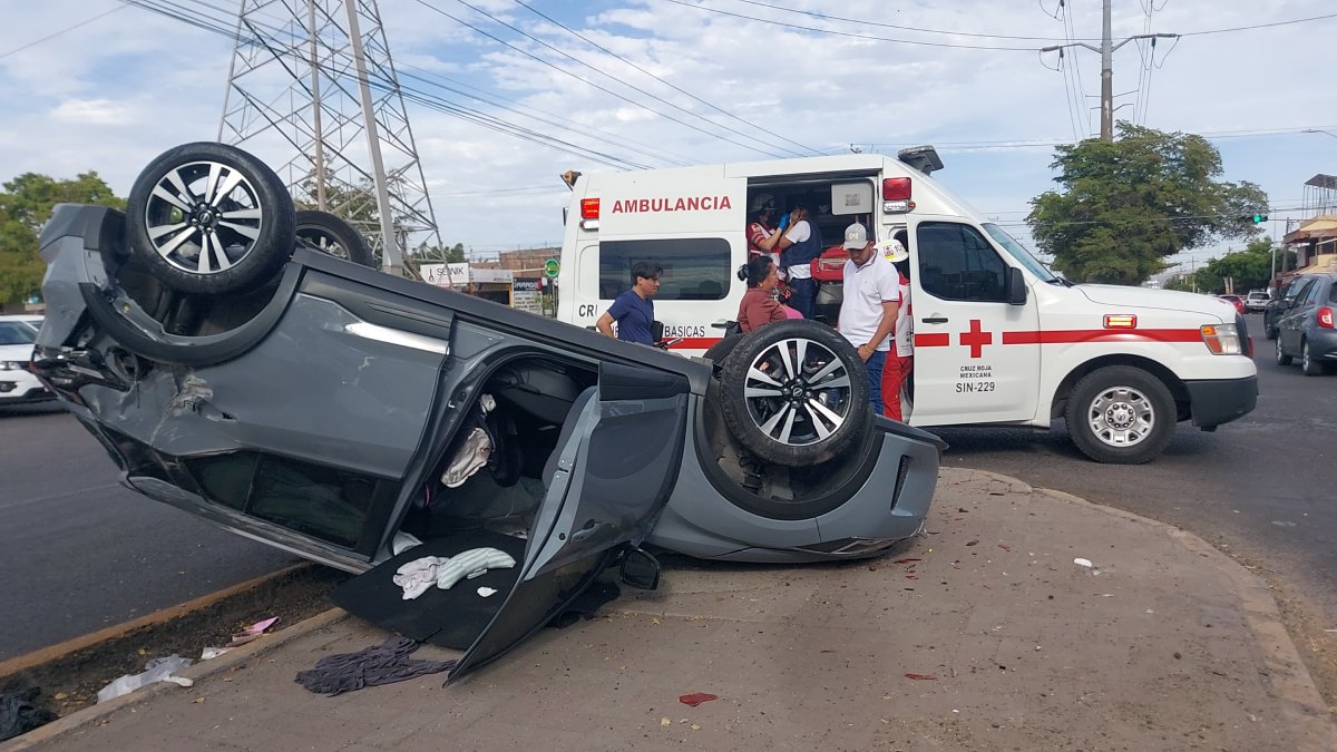 Choque y volcadura al norte de Culiacán deja dos mujeres lesionadas