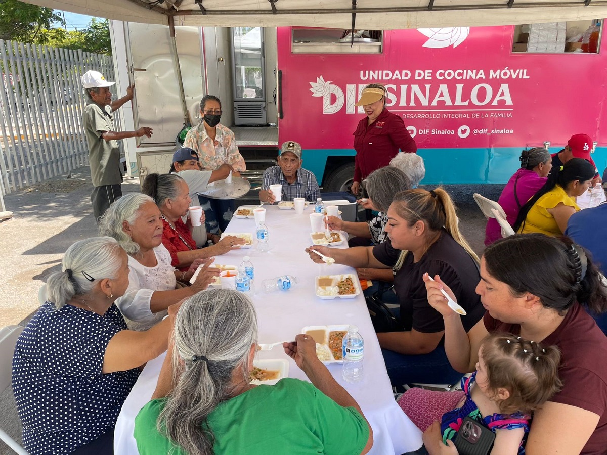 Cocina móvil del DIF Sinaloa regala desayunos y comidas afuera de hospitales de Los Mochis
