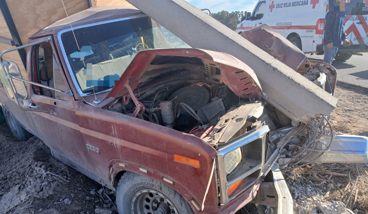Conductor resulta lesionado al impactarse contra un poste de la CFE, en Guasave 
