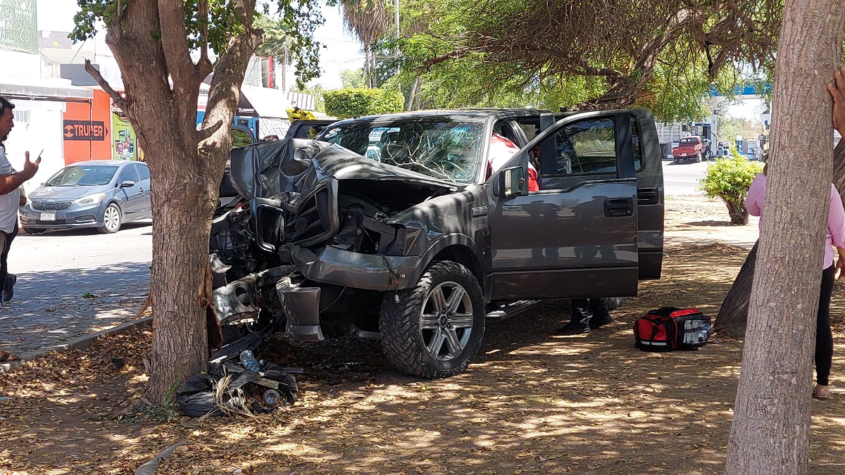 Conductor de una camioneta se estrella contra un árbol al poniente de la ciudad de Los Mochis