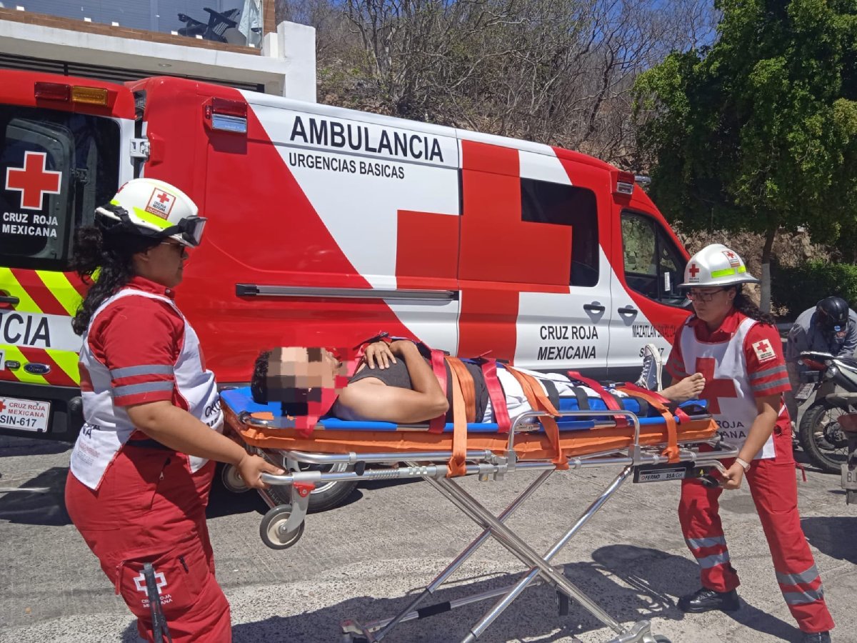 Hombre sufre fractura tras caer de escaleras en el Cerro de la Nevería en Mazatlán