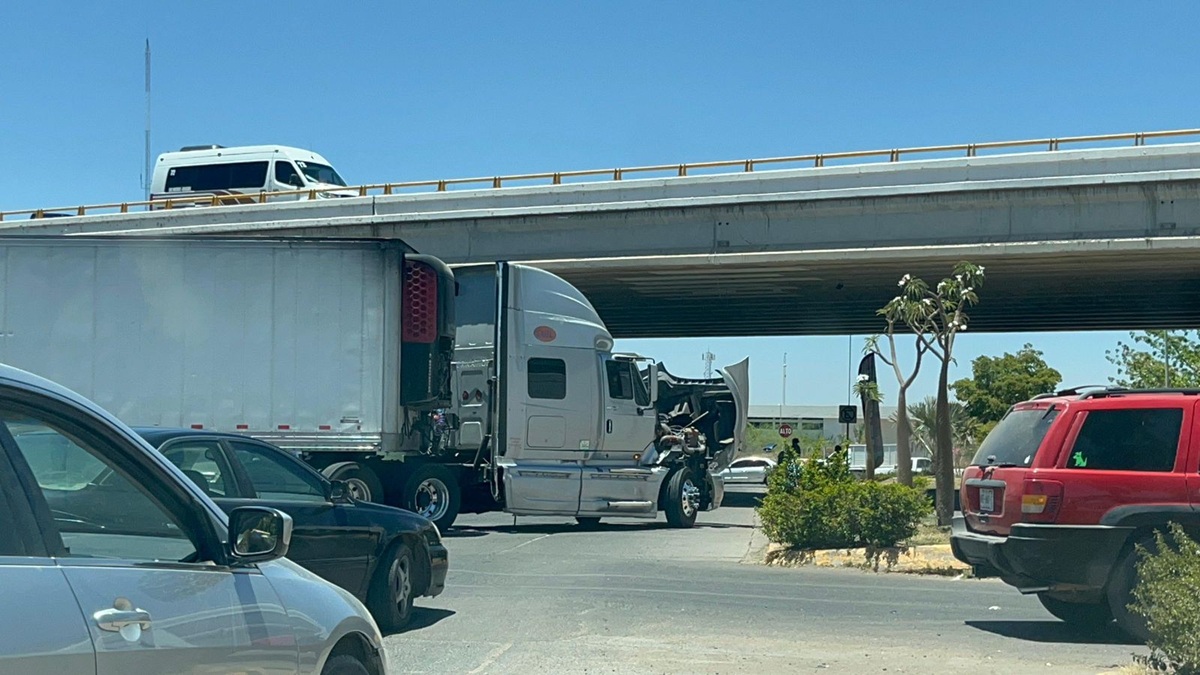 Descompostura de tráiler provoca fuerte caos vial en el lateral de la carretera México 15, en Guasave