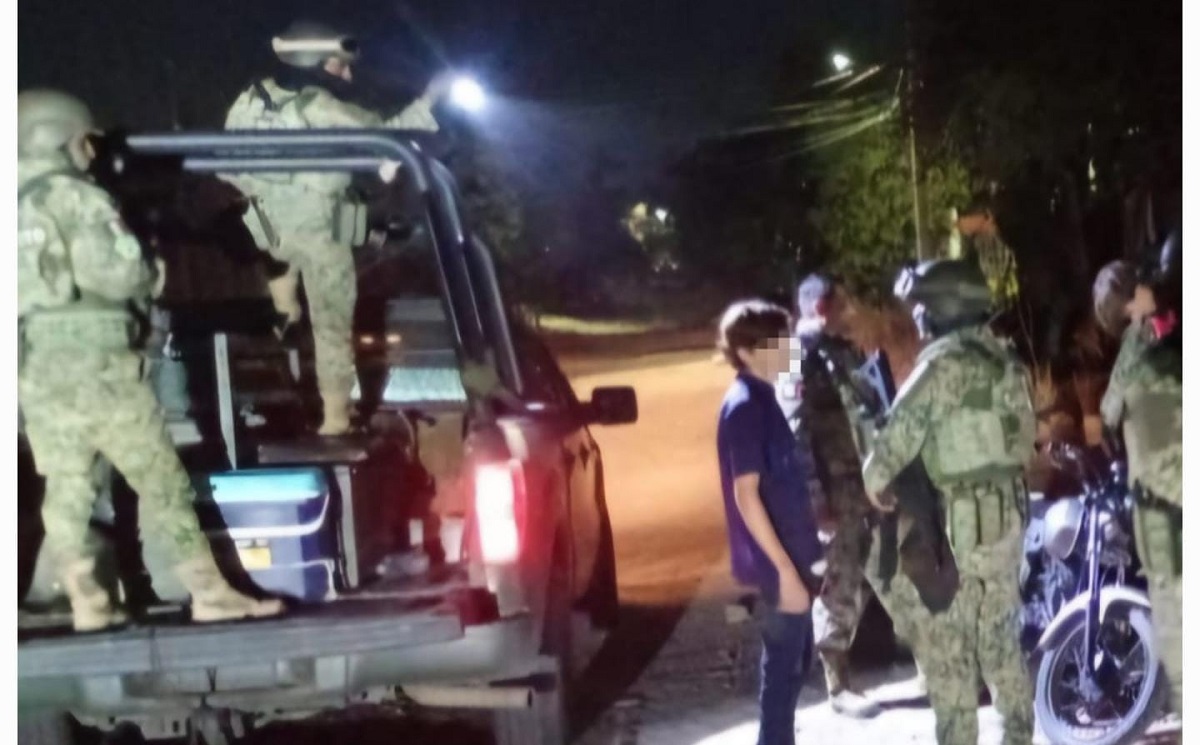 En Culiacán, detienen a joven en motocicleta y resulta con reporte de robo