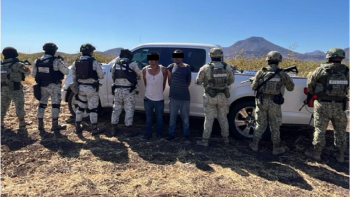 En Navolato, detienen a 2 civiles en camioneta cargada de bidones con químicos para droga
