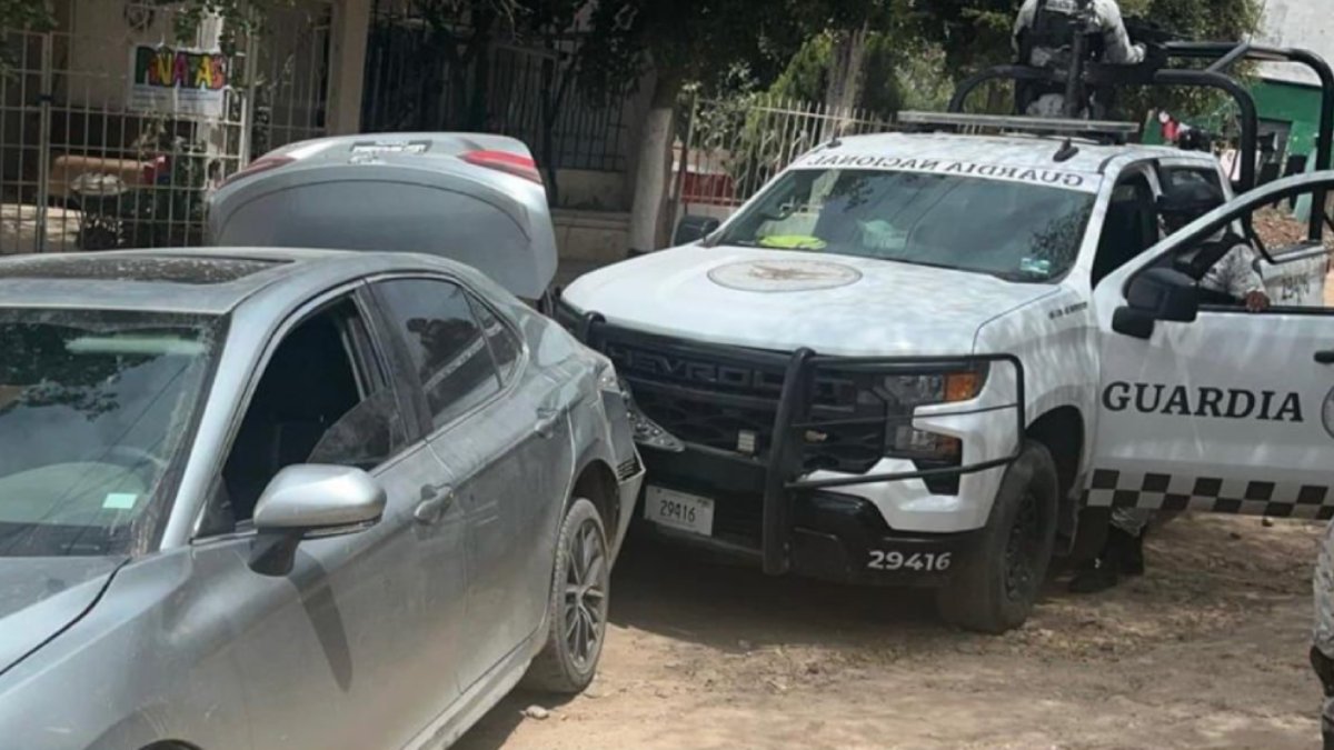 Sujeto intenta huir y lo detienen con un AK-47 y auto robado en El Mirador, Culiacán