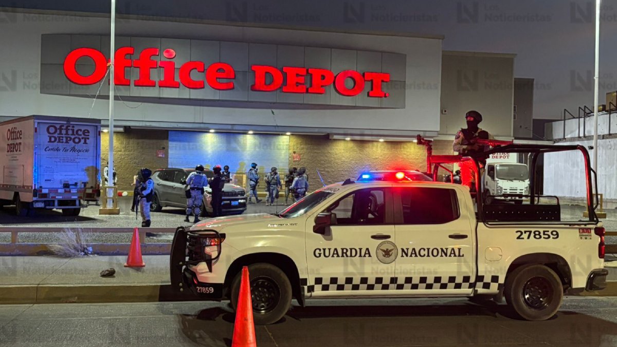Ataque en estacionamiento de tienda departamental deja 6 vehículos baleados en Isla Musalá, Culiacán
