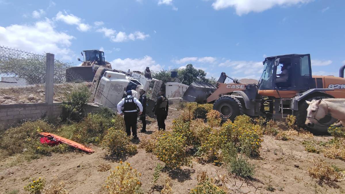 Conductor de dompe resulta lesionado al volcar cuando transportaba materiales en Guasave