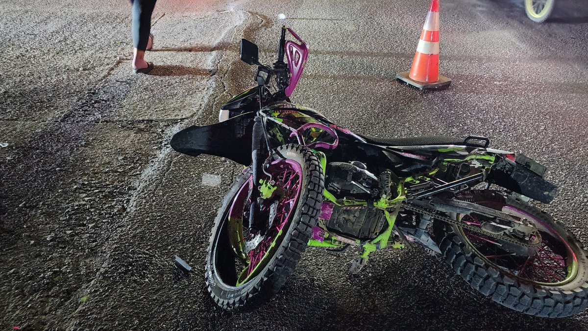 Dos jóvenes resultan lesionados tras chocar contra un vehículo en el ejido Benito Juárez, Ahome
