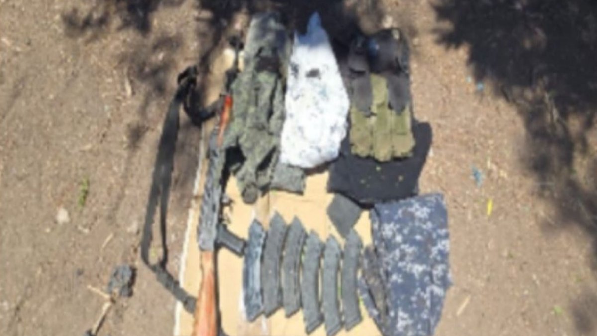 Ejército halla arsenal y ropa táctica en el Campo Paralelo 38 de Navolato
