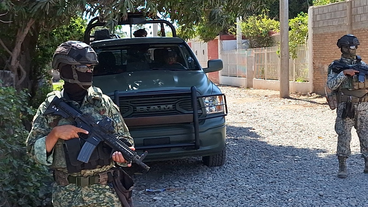 Ejército resguarda inmueble en Navolato que podría tener vehículos relacionados con enfrentamientos