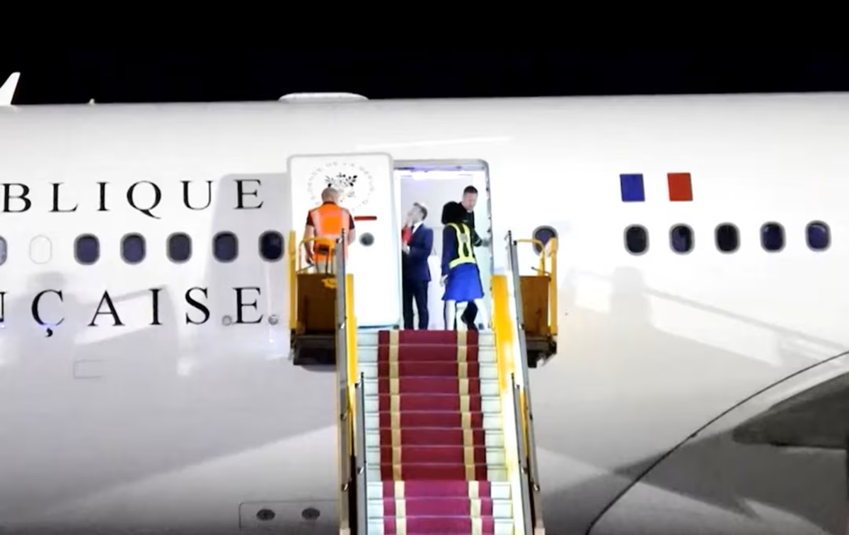 La compuso en el aire… Captan a Macron recibiendo un ‘cachetada’ de su esposa (video viral)