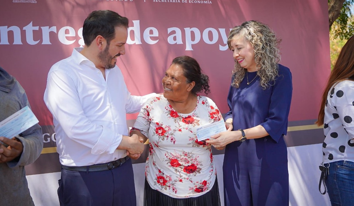 Gobierno del Estado entrega apoyos económicos a ladrilleros en la colonia Las Cucas de Culiacán