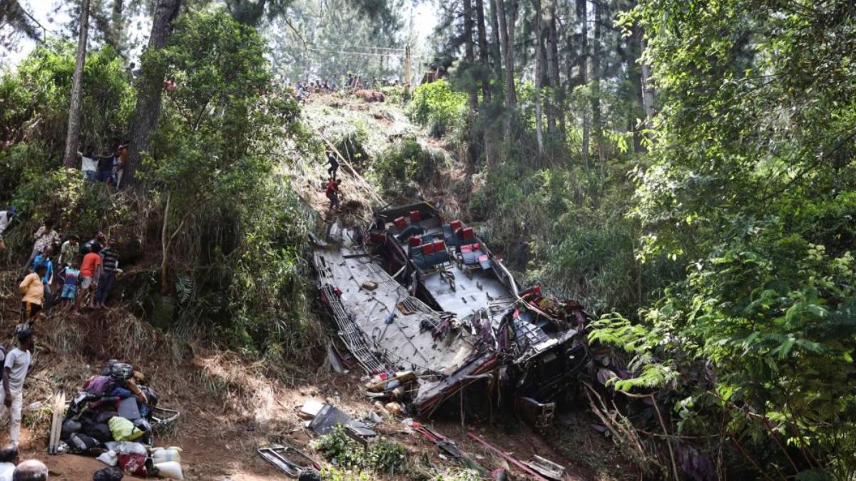 Tragedia en Sri Lanka; autobús cae a barranco y deja 21 muertos
