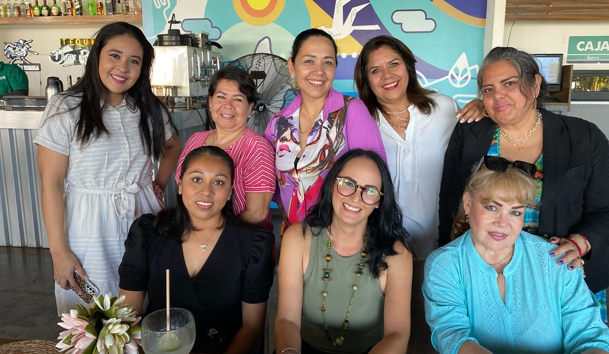 Celebran a las mamás que conforman Vibra Radio Mazatlán por su Día