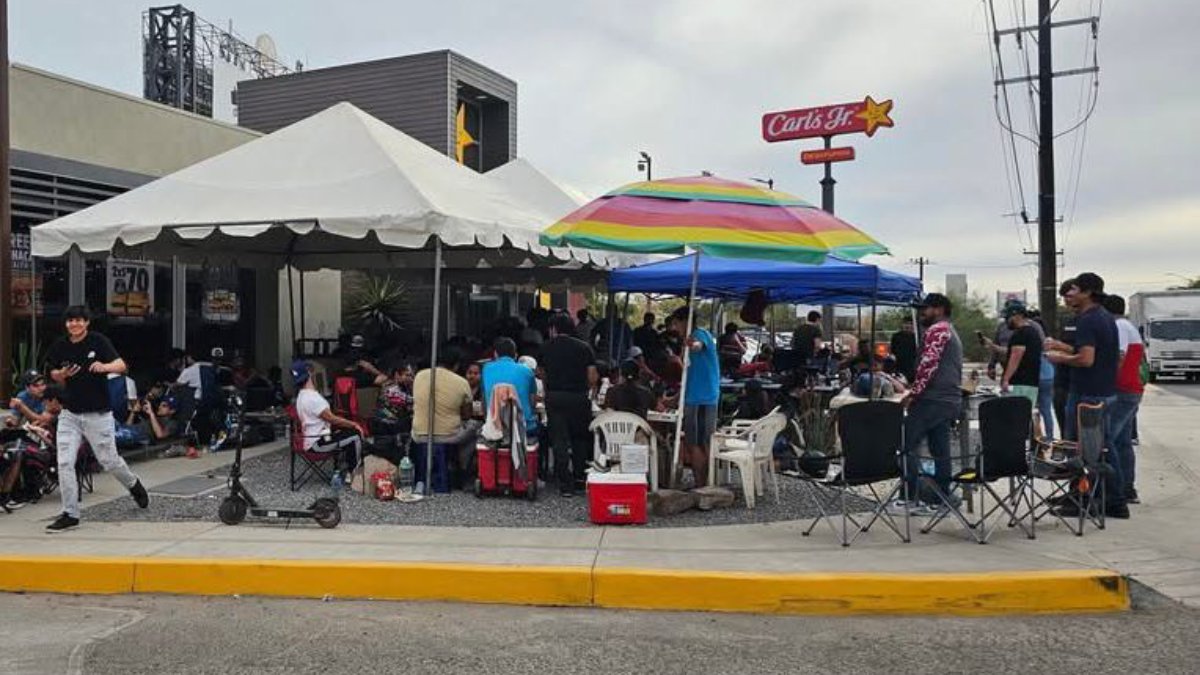 ¡Guasavenses lo hacen de nuevo! Hay fila un día antes por hamburguesas gratis en Carl’s Jr