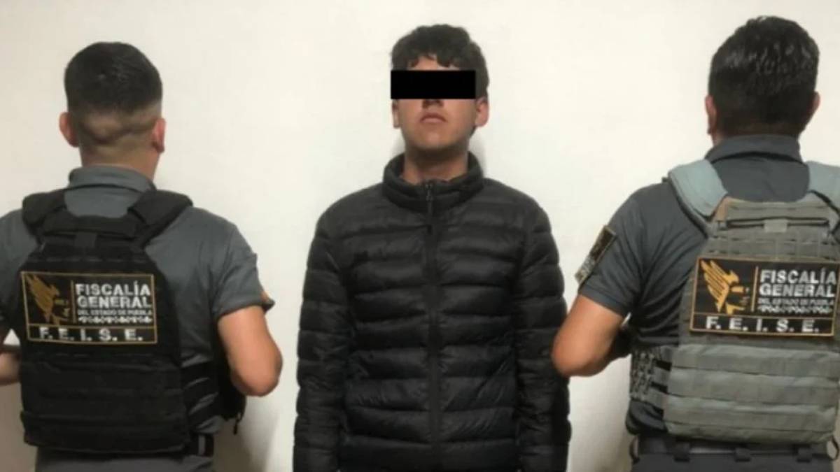 Catean inmueble del alcalde de Ahuazotepec;  aseguran drogas y detienen a su hijo 