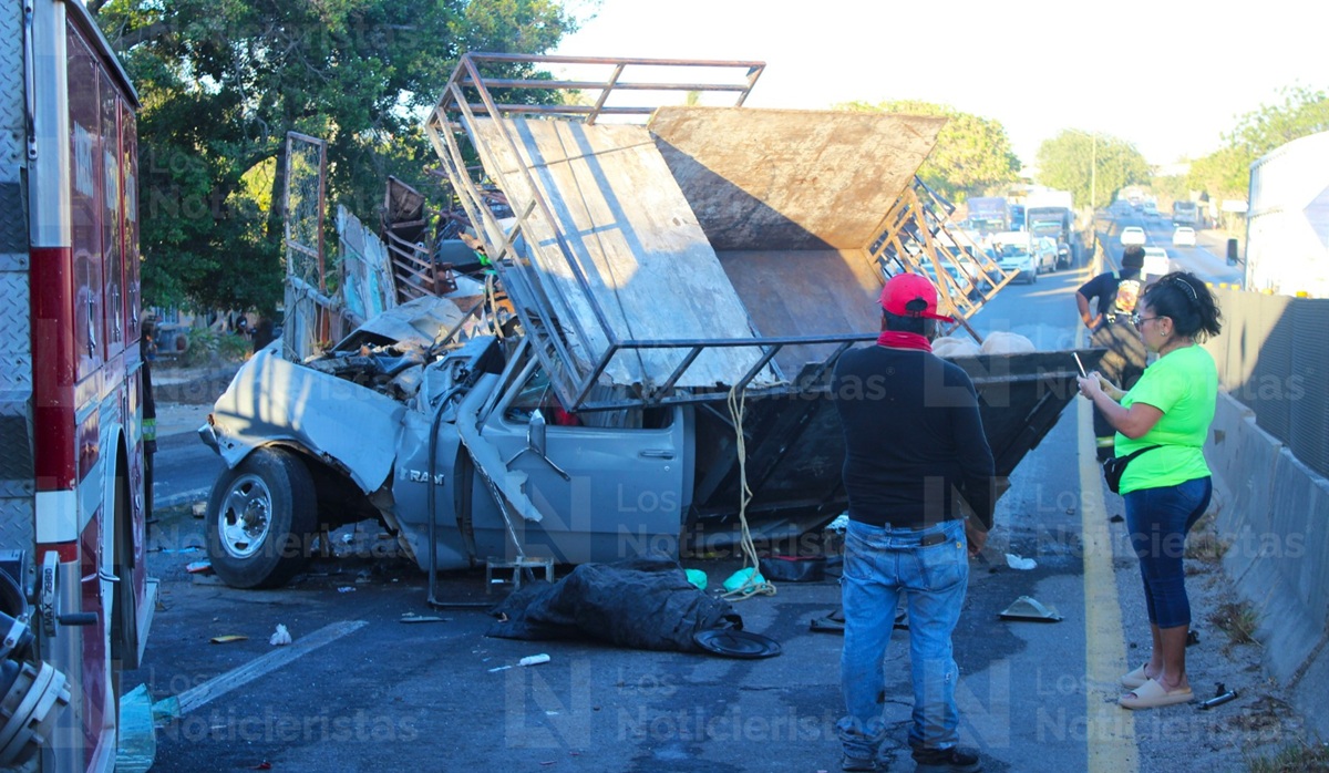 Camioneta de fierro viejo queda destruida en aparatoso accidente sobre la México 15, en Mazatlán
