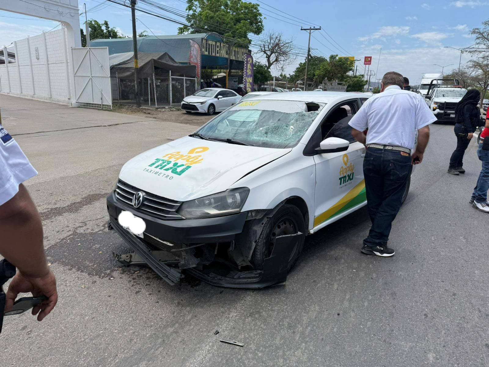 Hombre resulta lesionado tras ser atropellado por taxi en Mazatlán