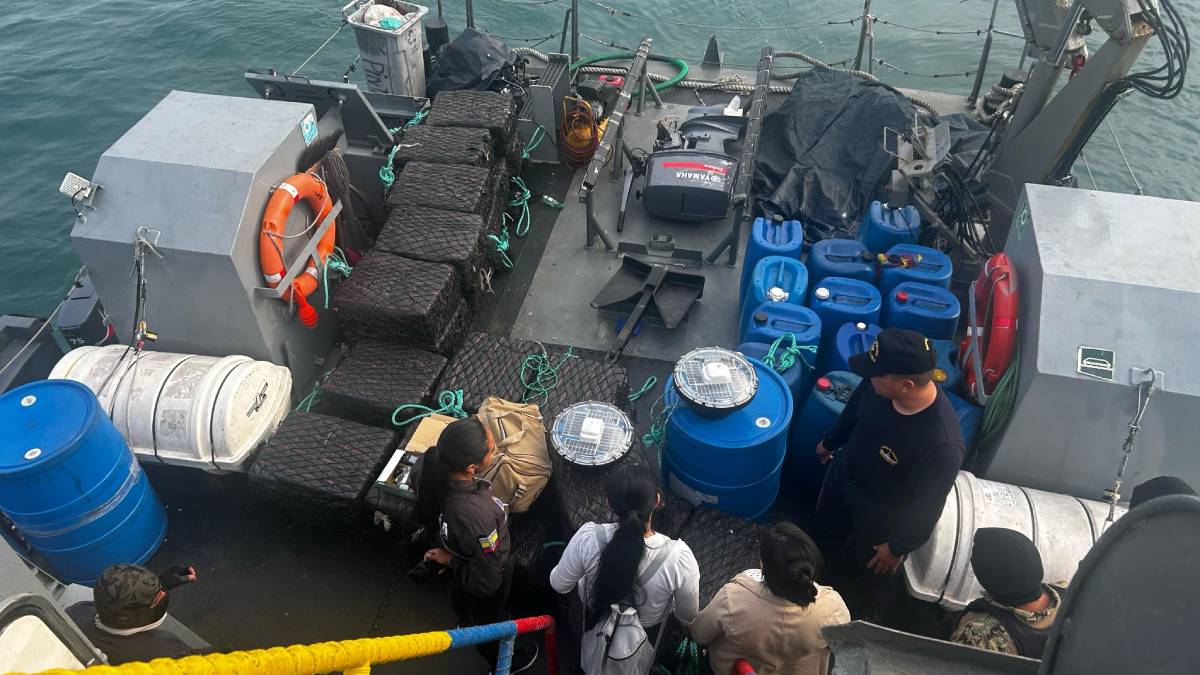 Lancha con 1.5 toneladas de droga es interceptada en Ecuador con destino a Centroamérica y México