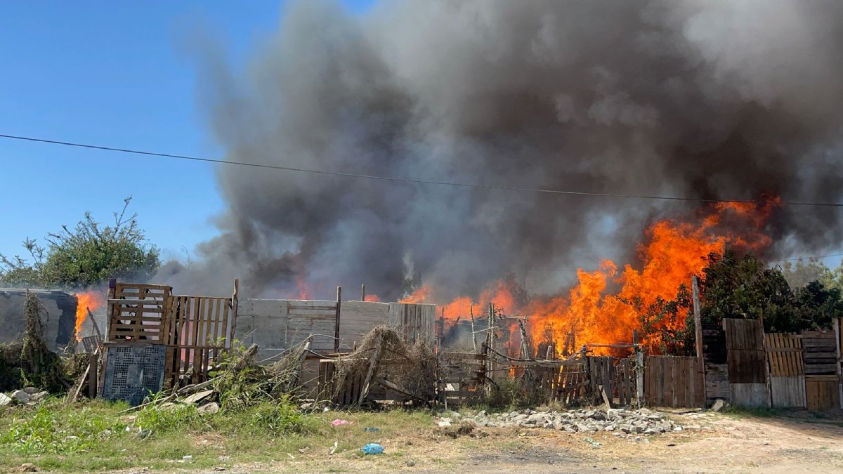 Incendio consume tres viviendas en la colonia Jaripillo; moviliza a cuerpos de emergencia