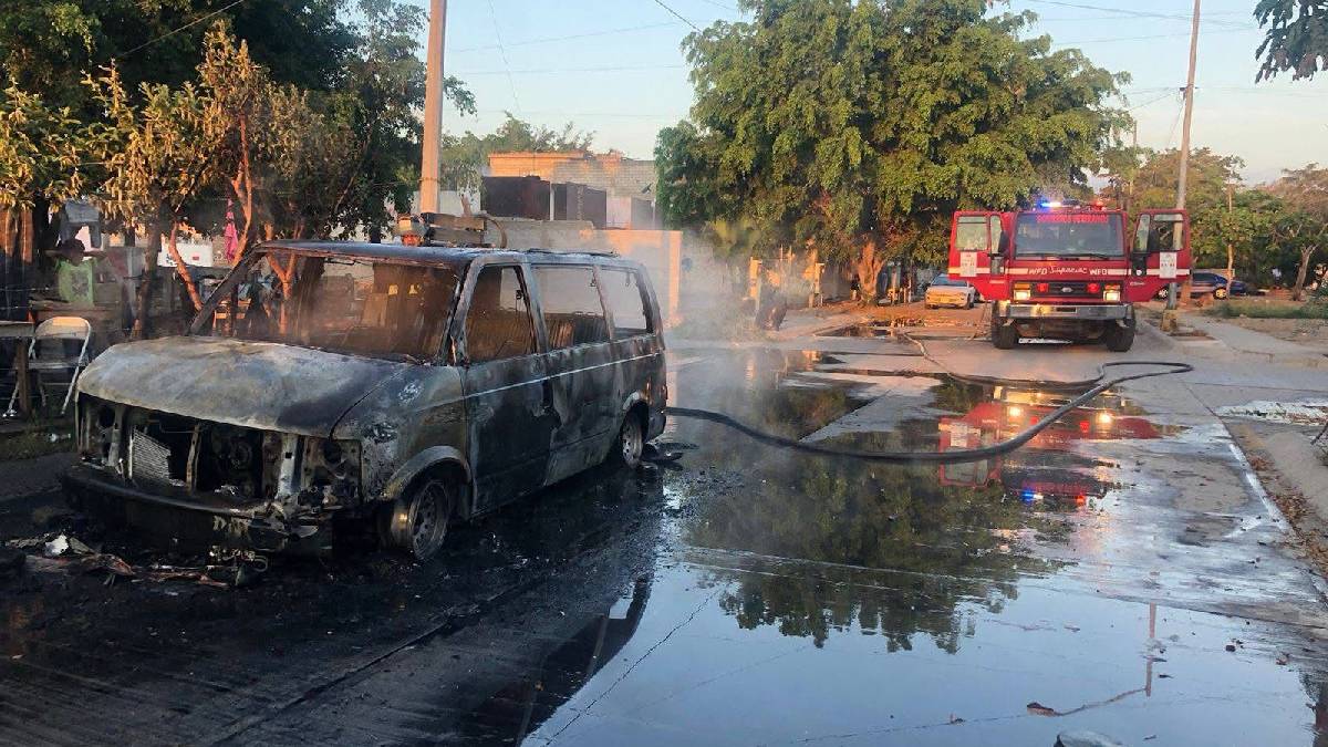 Se incendia vehículo en fraccionamiento Santa Fe de Mazatlán este domingo