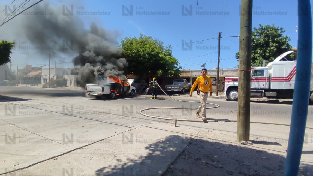 En Los Mochis se incendia una camioneta, al explotarle un tanque de diésel que traía en la parte trasera