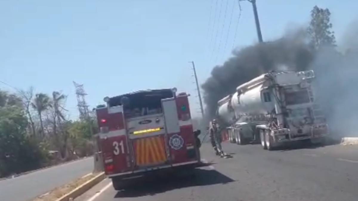 Se incendia tractocamión en el Limón de los Ramos, al norte de Culiacán