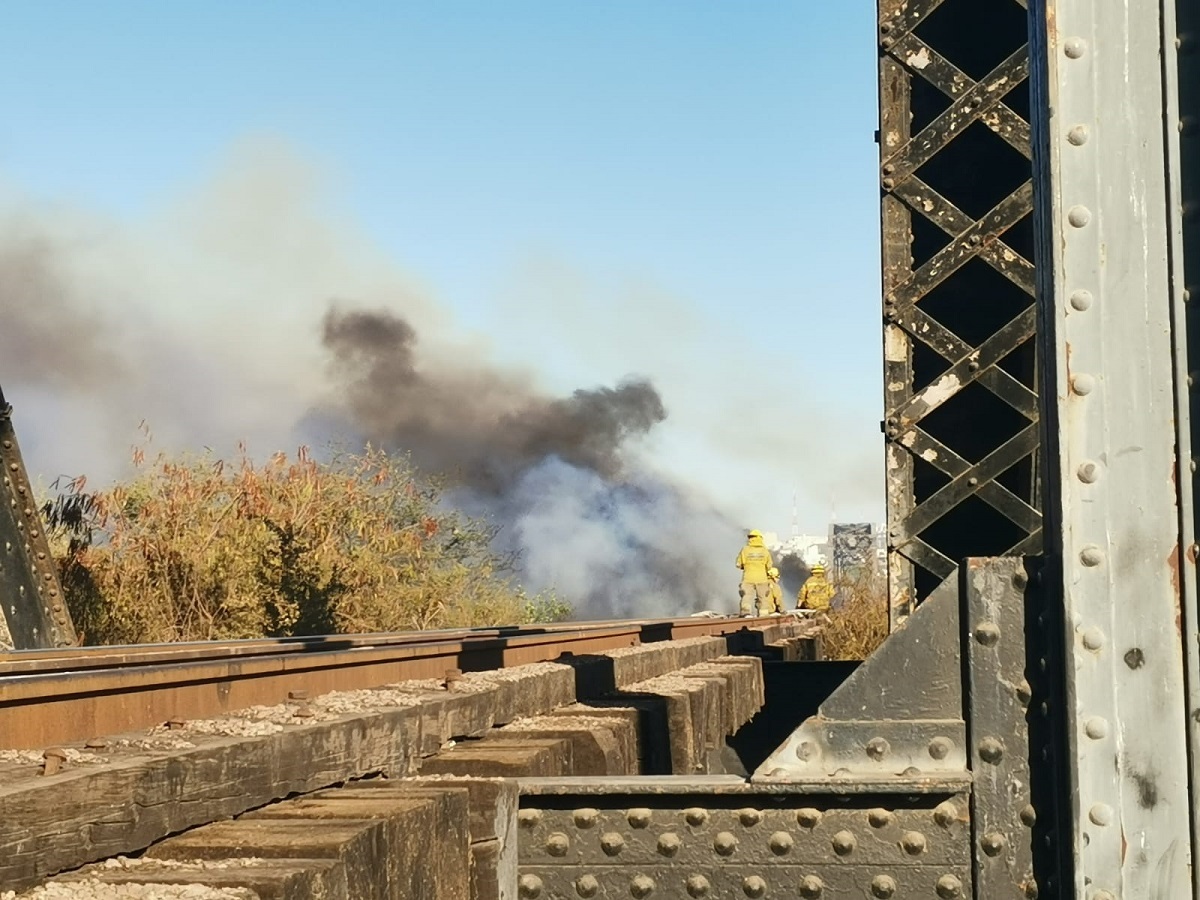 ¡Fuego! Se incendian “durmientes” de las vías del tren en el Puente Negro de Culiacán; ya está controlado: PC