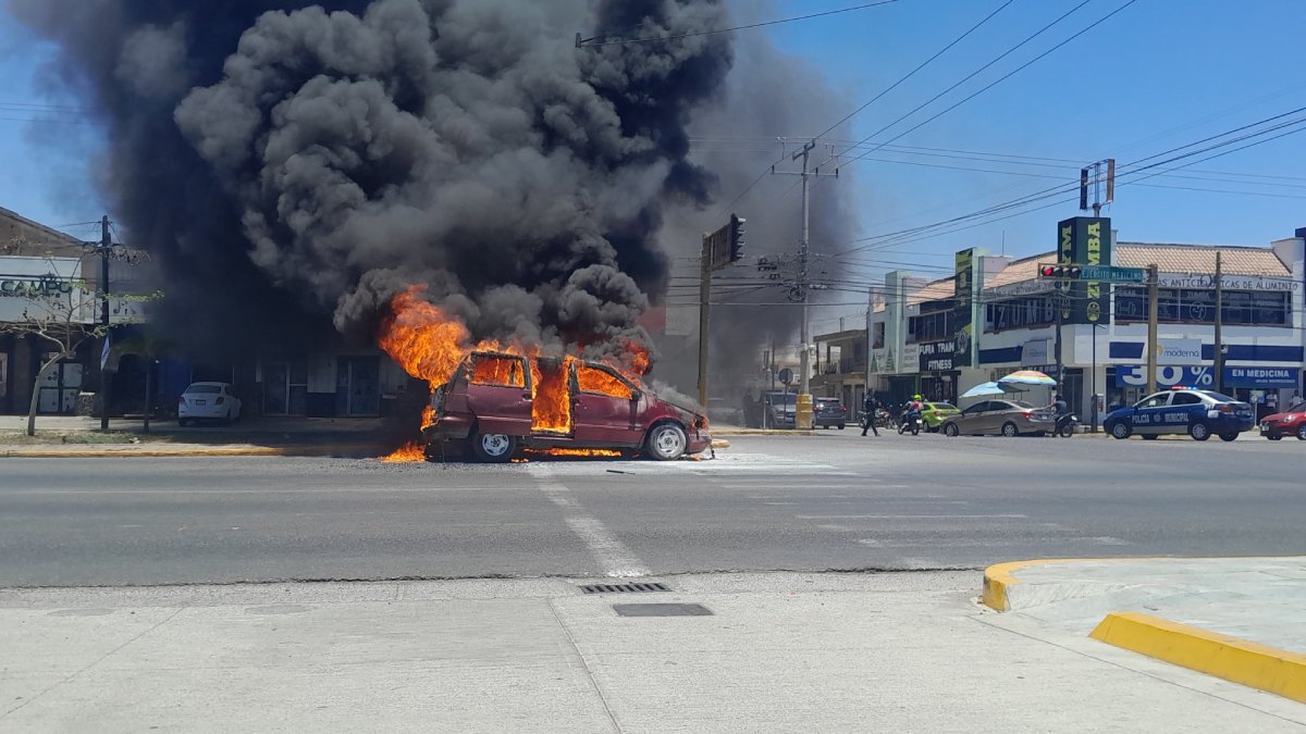 Se incendia un vehículo en carretera cerca de la Central Camionera en Mazatlán; no hay lesionados