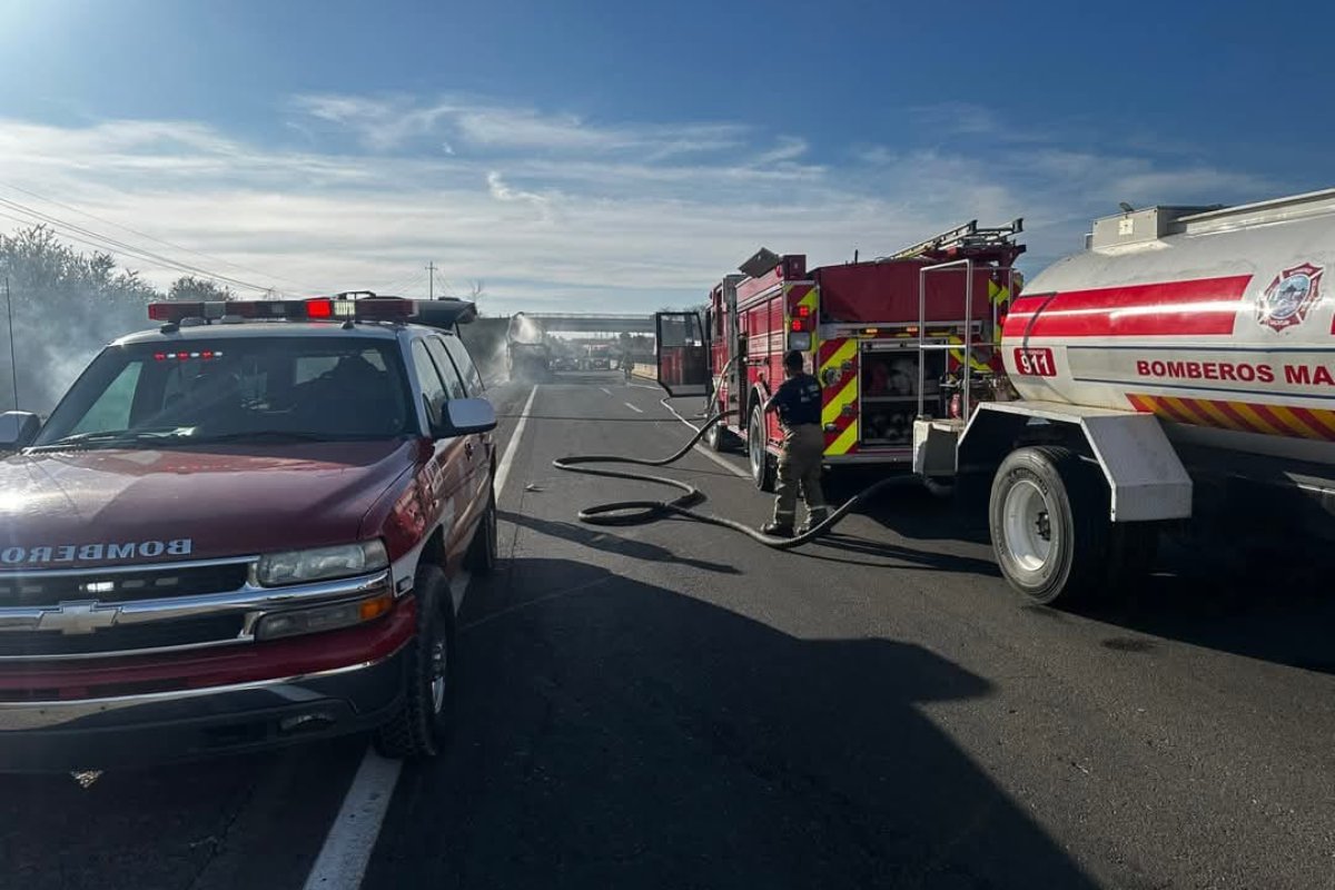Se registra incendio de tráiler en el km 10 de la carretera Culiacán-Mazatlán
