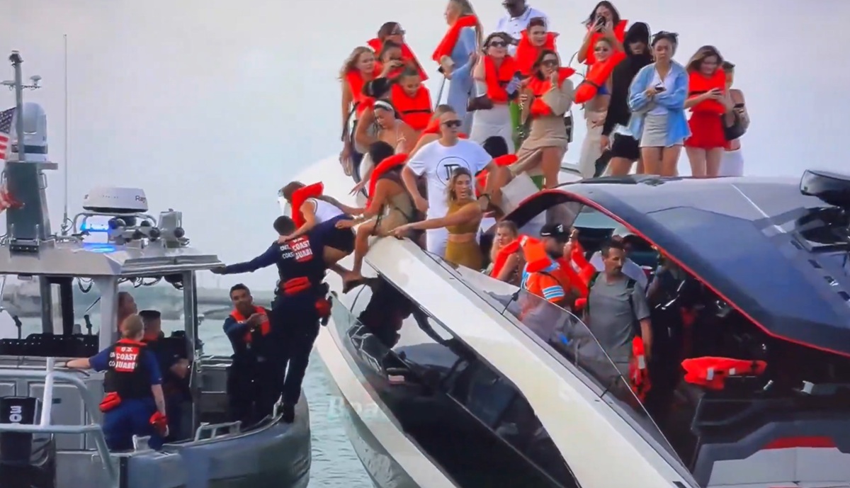 (Imágenes) ¡Influencers al agua! Yate Lamborghini se hunde en Miami por superar la capacidad de pasajeros